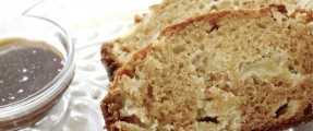 Apple Caramel Amish Friendship Bread |Reminiscent of candied apples at Halloween and summertime fairs. | www.friendshipbreadkitchen.com #amishfriendshipbread #friendshipbread #dessert #halloween