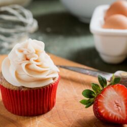 Amish Friendship Bread Strawberry Lemonade Cupcakes