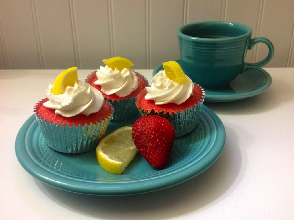 Amish Friendship Bread Strawberry Lemonade Cupcakes by Diane Siniscalchi | friendshipbreakitchen.com