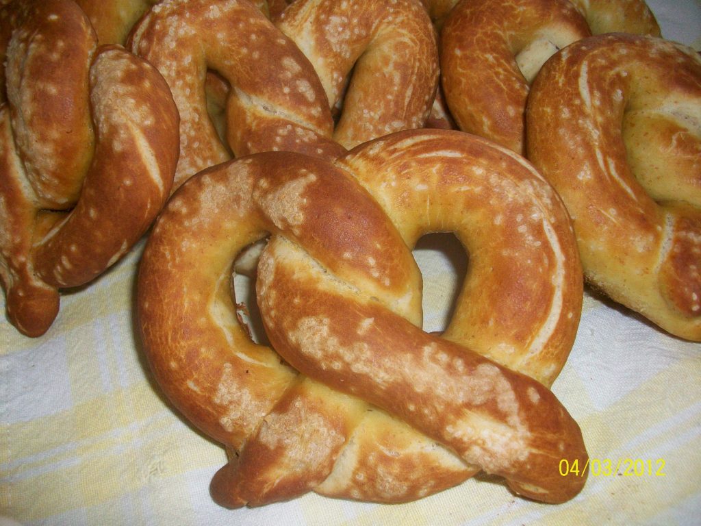 Amish Friendship Bread Soft Pretzel Recipe by Heidi Kleyn ♥ friendshipbreadkitchen.com