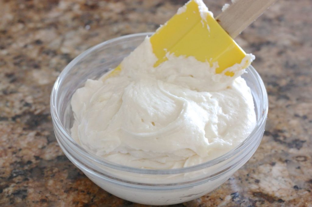 Easy Vanilla Frosting | Top any Amish Friendship Bread recipe. | www.friendshipbreadkitchen.com #amishfriendshipbread #friendshipbread #dessert