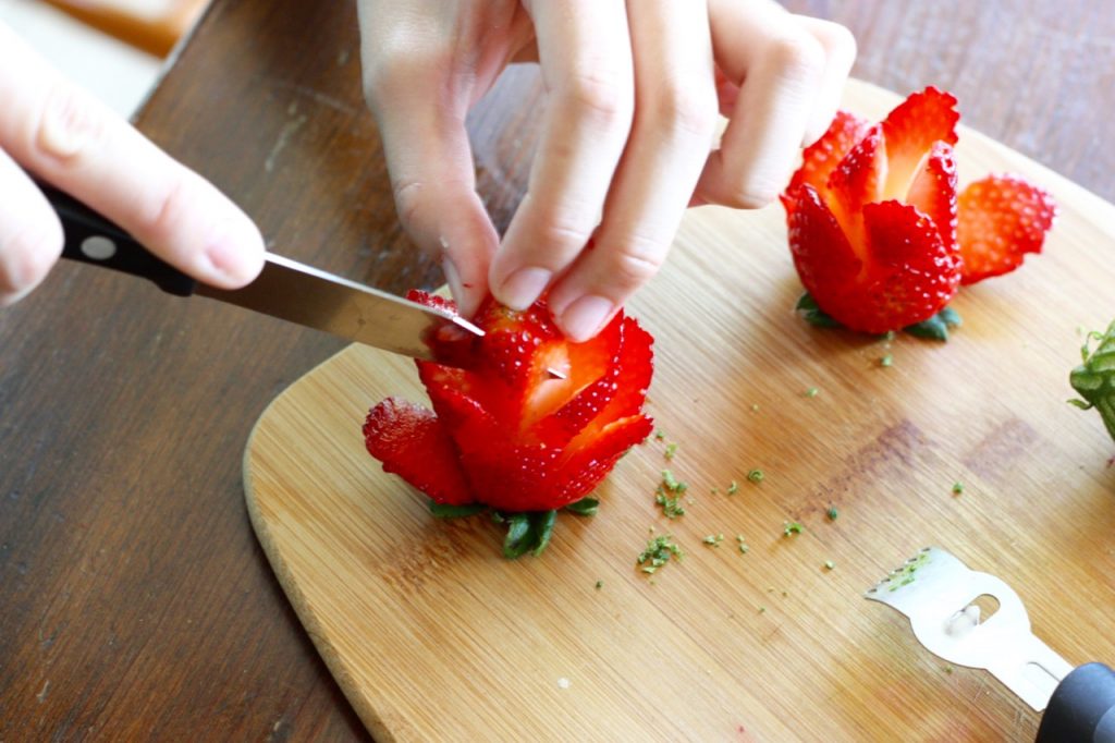 How to Make Strawberry Flowers for Strawberry Limeade Amish Friendship Bread Cake ♥ friendshipbreadkitchen.com